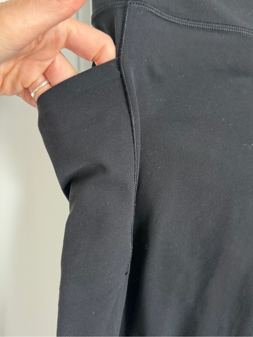 Athleta Salutation Stash High Rise
Legging Size M.  Great condition - Picture 6 of 10
